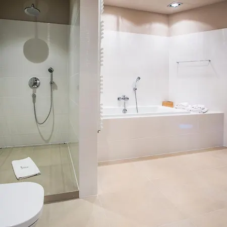 شقة Apartamenty Sky Tower B&B فروتسواف