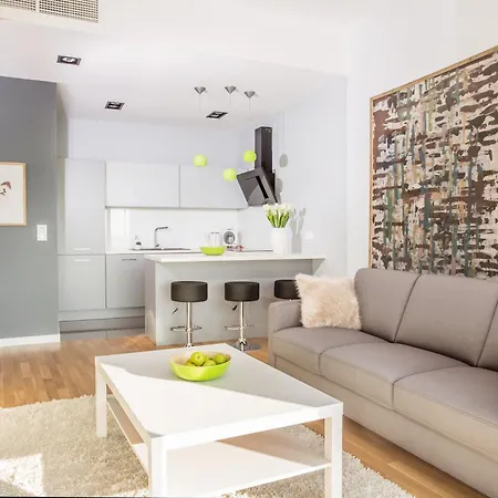 Apartamenty Sky Tower B&B شقة *