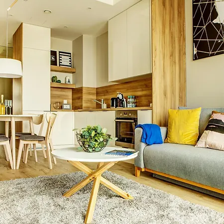 Apartamenty Sky Tower B&B شقة *